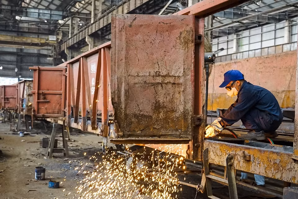 Un ouvrier au travail à l'usine ferroviaire de Gia Lam. Photo: VNA 