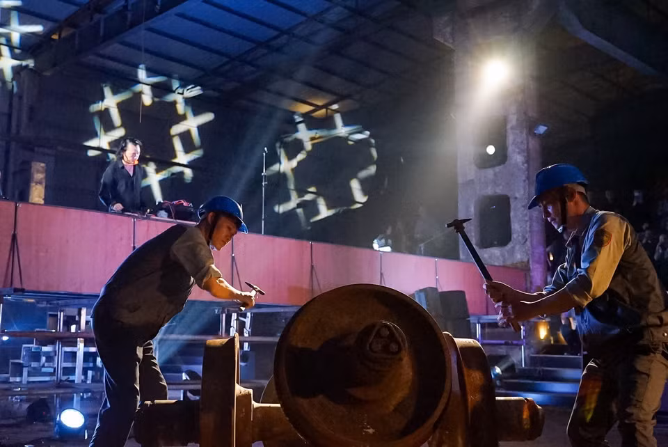 Des artistes dans une oeuvre montée à l'usine ferroviaire de Gia Lam. Photo: VNA 