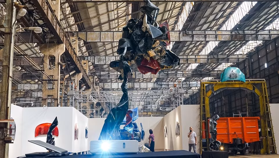 Une oeuvre artistique présentée à l'usine ferroviaire de Gia Lam. Photo: VNA 