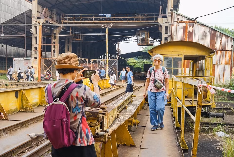 Dans le cadre du Festival du design créatif de Hanoi 2023, qui tenu du 17 au 26 novembre 2023, les habitants de la capitale et les touristes ont pu découvrir dans l'usine ferroviaire de Gia Lam des œuvres artistiques uniques et plusieurs produits artisanaux. Photo: VNA 