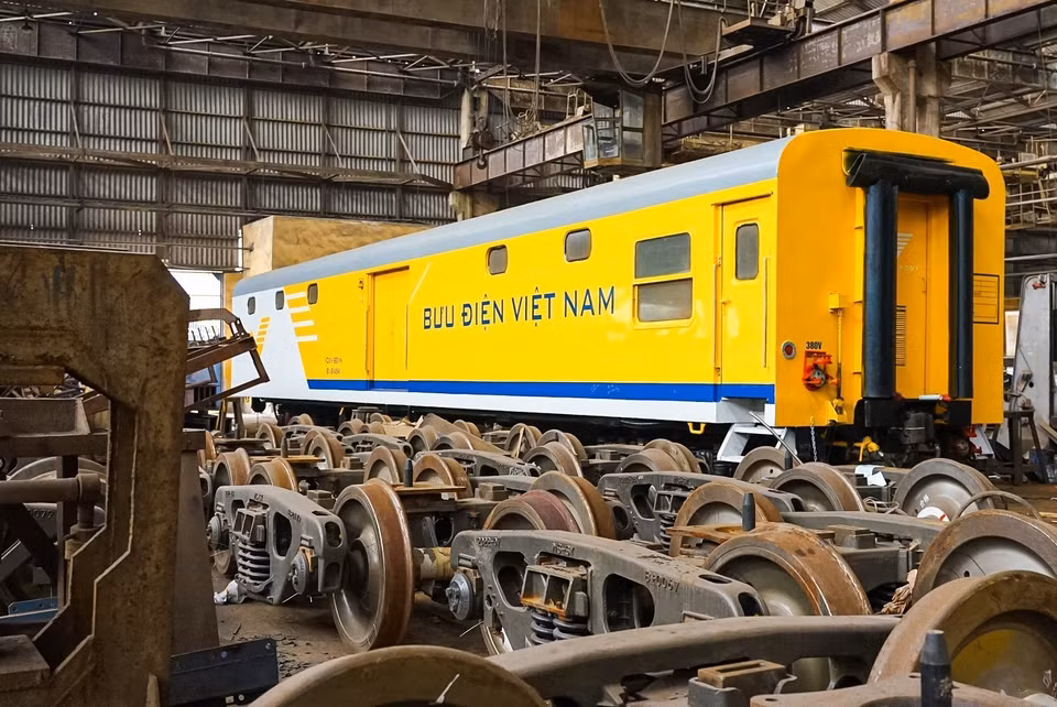 À l’intérieur de l’usine ferroviaire de Gia Lam. Photo: VNA 