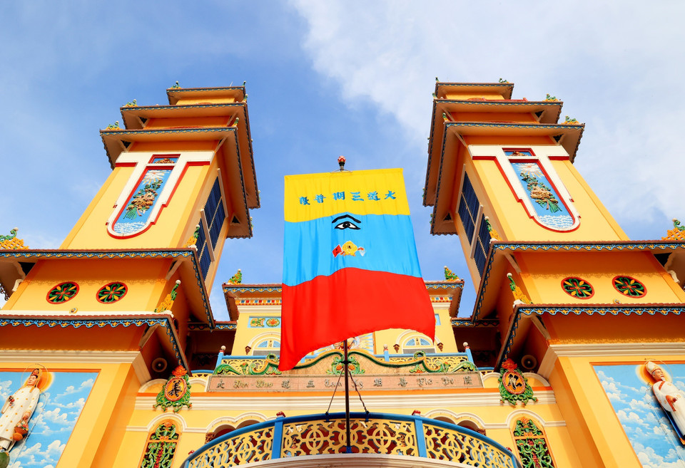 Chaque année, du 8e au 15e jour du premier mois lunaire, les pèlerins de tout le pays se rendent au Saint-Siège pour assister à la grande cérémonie de «Via Duc Chi Tôn», l'un des deux événements les plus importants des dignitaires et des fidèles du Caodaïsme. L'autre est «Hôi Yên Diêu Tri Cung» qui commémore la «Grande Sage Mère». Photo: VNA