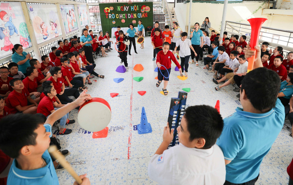 La participation à des jeux folkloriques aide les élèves à accroître leur confiance, leur solidarité et à améliorer leur forme physique. Photo: VNA