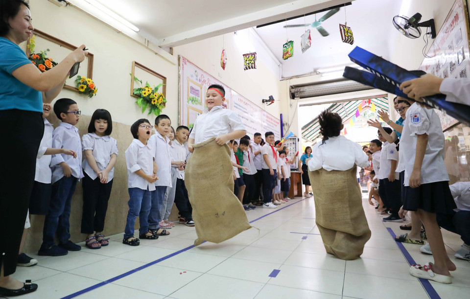 L'école primaire Binh Minh, arrondissement de Hoan Kiêm à Hanoï, organise un festival de jeux folkloriques pour ses élèves. Photo: VNA