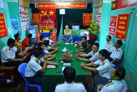 Le colonel Ngô Trí Hà et les soldats font le bilan des activités de 2016 et décident de celles de 2017.