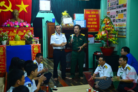 Des numéros de chants improvisés en attendant que les gâteaux de riz gluant soient cuits.