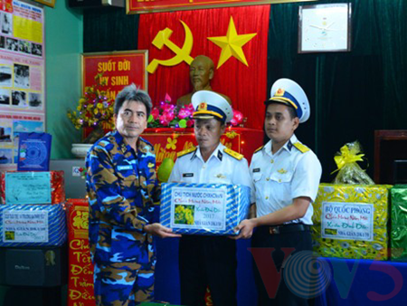 Le colonel Ngô Trí Hà remet les cadeaux du président vietnamien, du ministère de la Défense et d’autres organismes aux soldats.