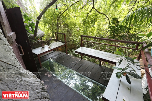 L'espace avec un plancher en verre.