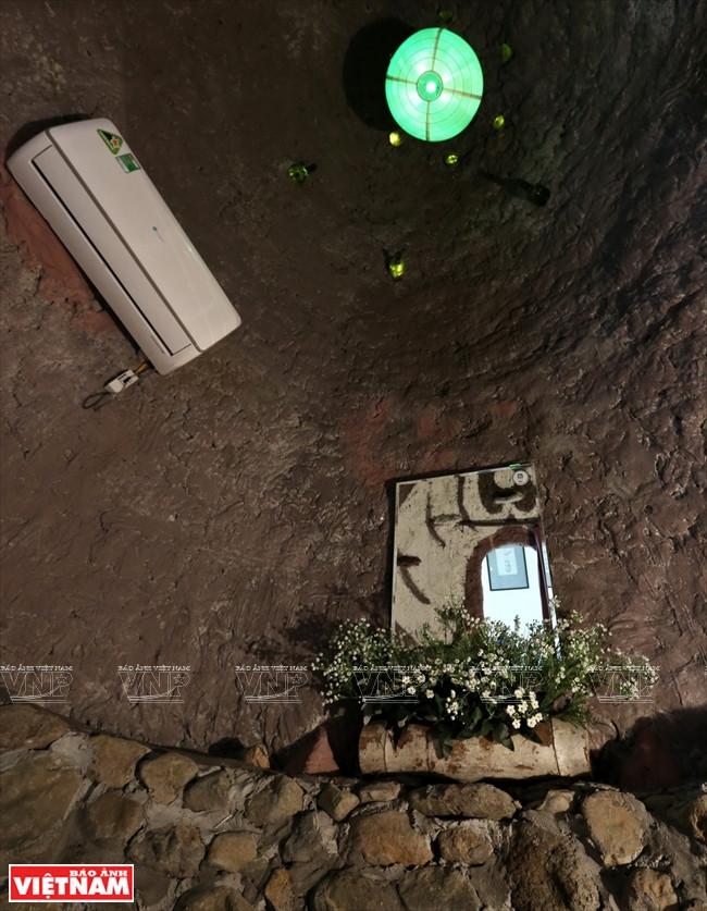 Le plafond est en forme de dôme.