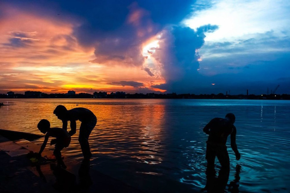 Couleurs de vie : coucher de soleil à Calcutta, en Inde.