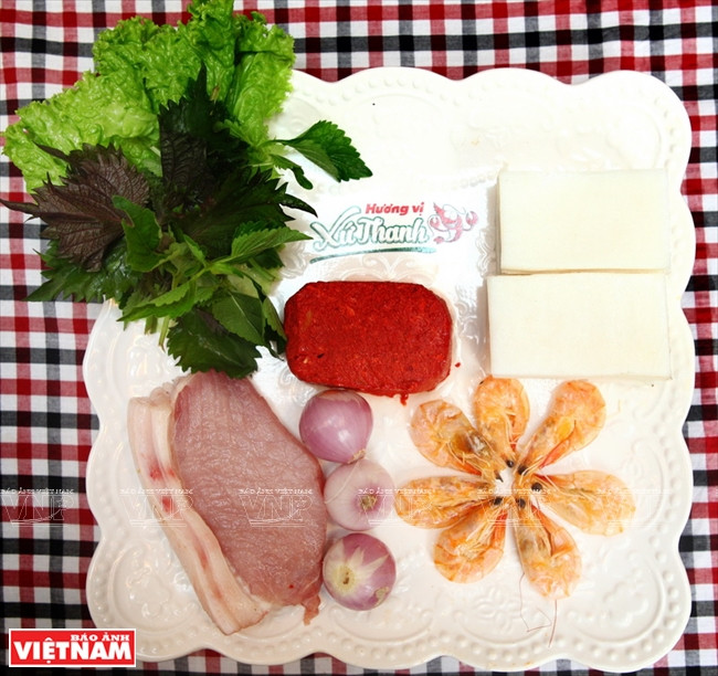 Les ingrédients du plat se compose de crevettes, de viande du ventre du porc, un peu de chair de momordique et des galettes de pho. 