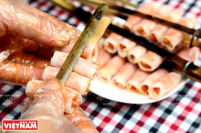 ...​ qui sont placées entre ​des baguettes de bambou. 