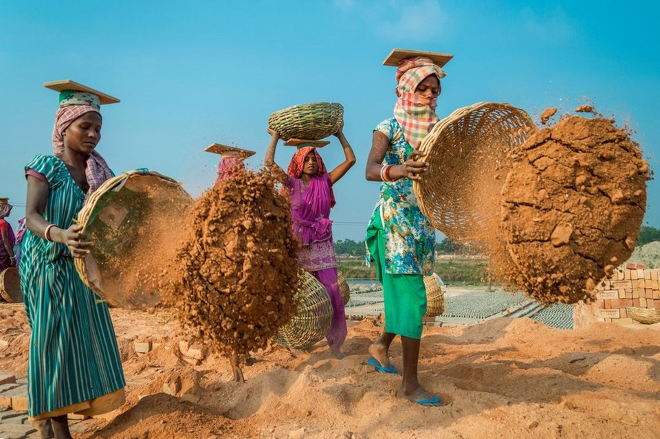 Des femmes travaillant dans des fours à briques en Inde.