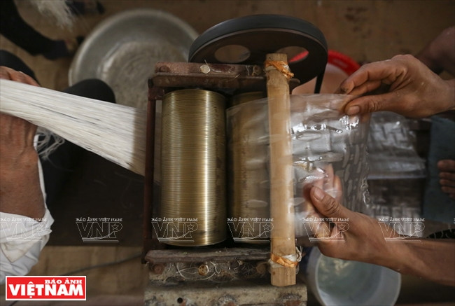 Les vermicelles sont coupés à la machine au lieu de l’être à la main comme autrefois.