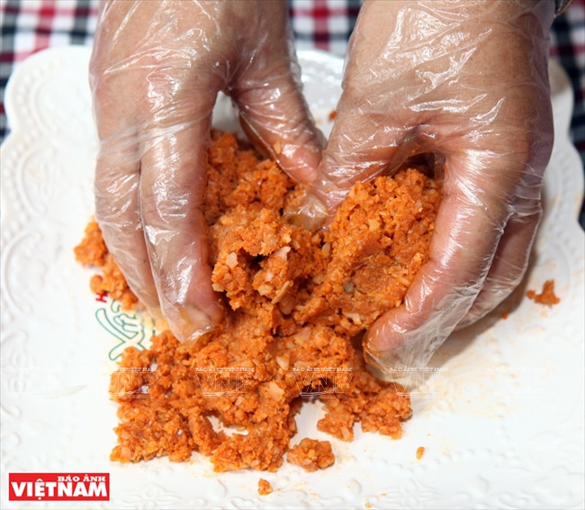 La farce est ​un hachis des ingrédients sus-mentionnés mélangé avec des épices.