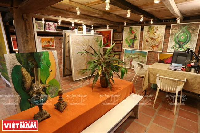 Les clients peuvent aussi admirer la galerie de l'artiste Dao Anh Khanh.