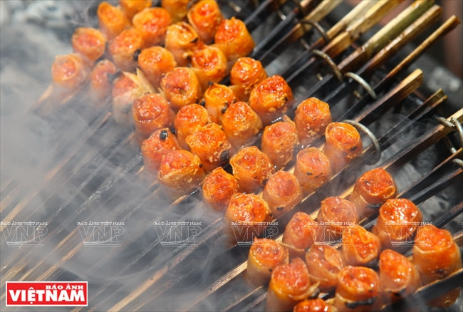 ...puis grillées sur le charbon de bois.