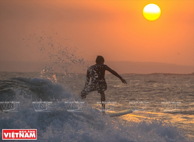 Jeu sur les vagues au crépuscule.