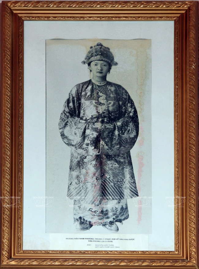 Photo de la reine Nam Phuong en costume, prise en 1934.