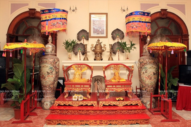 Les trônes du roi et de la reine, lieux où les visiteurs peuvent se déguiser en souverains pour faire des photos.