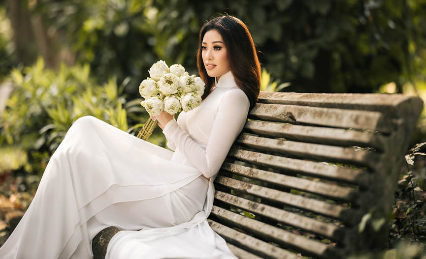 Miss Univers Vietnam 2019 Nguyen Tran Khanh Van a montré sa beauté rayonnante en portant des "ao dai" traditionnel. Photo: Vietnam+