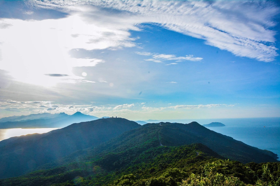 Le mont de Son Tra constitue son chapeau et le pied est parsemé de dunes jaunes. On peut contempler cette montagne quel que soit l'endroit où l'on se trouve à Da Nang. Photo: VNA
