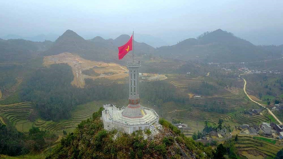 La tour du drapeau de Lung Cu doit sa célébrité tant à sa position géographique (point le plus septentrional du pays) qu’à sa dimension symbolique. L’étendard de la souveraineté territoriale du Vietnam. Photo: VNA 