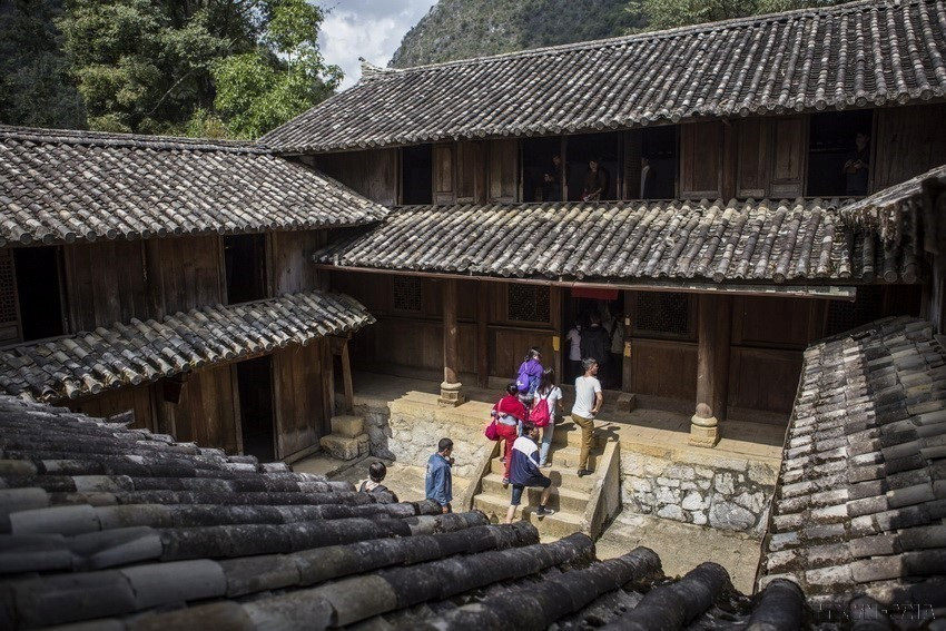 Construite il y a un siècle, la résidence de la famille Vuong, ou celle du roi des Mèo (ou H’Mông), est devenue l’un des sites touristiques les plus originaux et typiques de la province montagneuse de Hà Giang. Située à 131 km du chef-lieu de la province de Hà Giang à une altitude de 1.600 m, la résidence de la famille Vuong se trouve dans la commune de Sà Phin du district de Dông Van. Photo : VNA