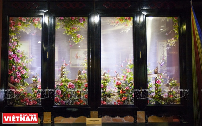 Le tableau brodé « Khung trời ngọc » (Ciel de jade) embellit l’intérieur de XQ su quan.