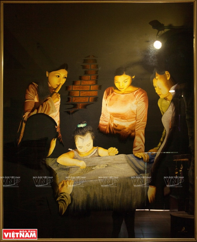 Une broderie montrant des enfants lors d’un cours de broderie.