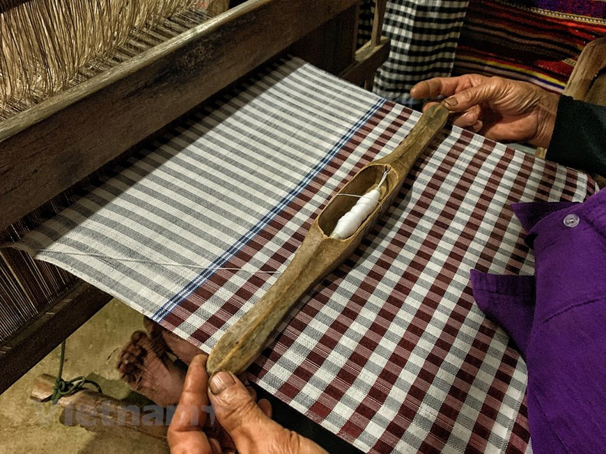 Le tissage du brocart ou thô câm est l'artisanat traditionnel des femmes du village de Lac dans le district de Mai Chau, province de Hoa Binh. Rien n'est plus excitant que de porter des vêtements traditionnels en tant que local et de prendre de belles photos en venant là-bas. Les habitants locaux sont considérés comme des guides touristiques amusants et enthousiastes qui montrent aux touristes de nombreux objets et produits étranges. Du tissage de l'écharpe, de la robe en brocart à porter, les femmes du village ont fait beaucoup de souvenirs pour les touristes tels que: écharpe, jupes, joli portefeuille, etc. Photo: Vietnam+