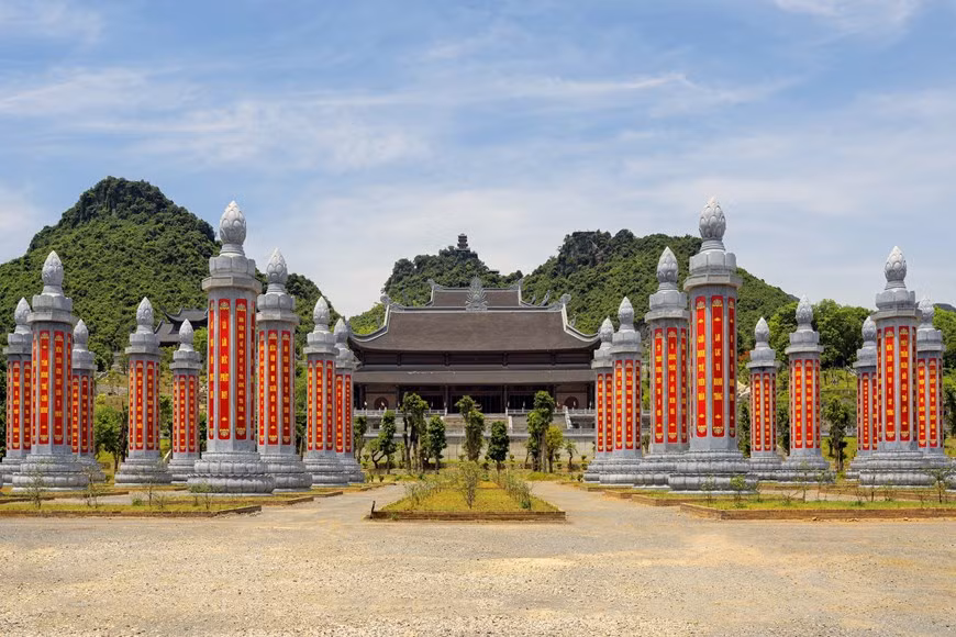 Le jardin «Cot kinh» (piliers de pierre de prière bouddhiste), inauguré en 2020, est l'un des points marquants du complexe Tam Chuc. Photo: VNA