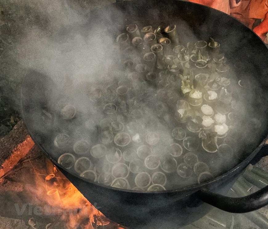 Le Com Lam est également un plat à ne pas manquer. Le com lam est préparé en farcissant du riz gluant dans des tubes de bambou qui sont d'abord enveloppés dans des feuilles de bananier puis rôtis sur des charbons ardents. Il a été inventé comme un plat pratique et portable destiné aux longs voyages, et son origine est généralement associée au nord et au nord-ouest du Vietnam, en particulier à Sapa, bien que des techniques et des plats similaires puissent être trouvés au Laos, au Cambodge, au Myanmar et en Thaïlande. Il est servi normalement avec une sorte d’épice faite de sésame et de cacahouète torréfiées et bien hachées finement. Photo: Vietnam+