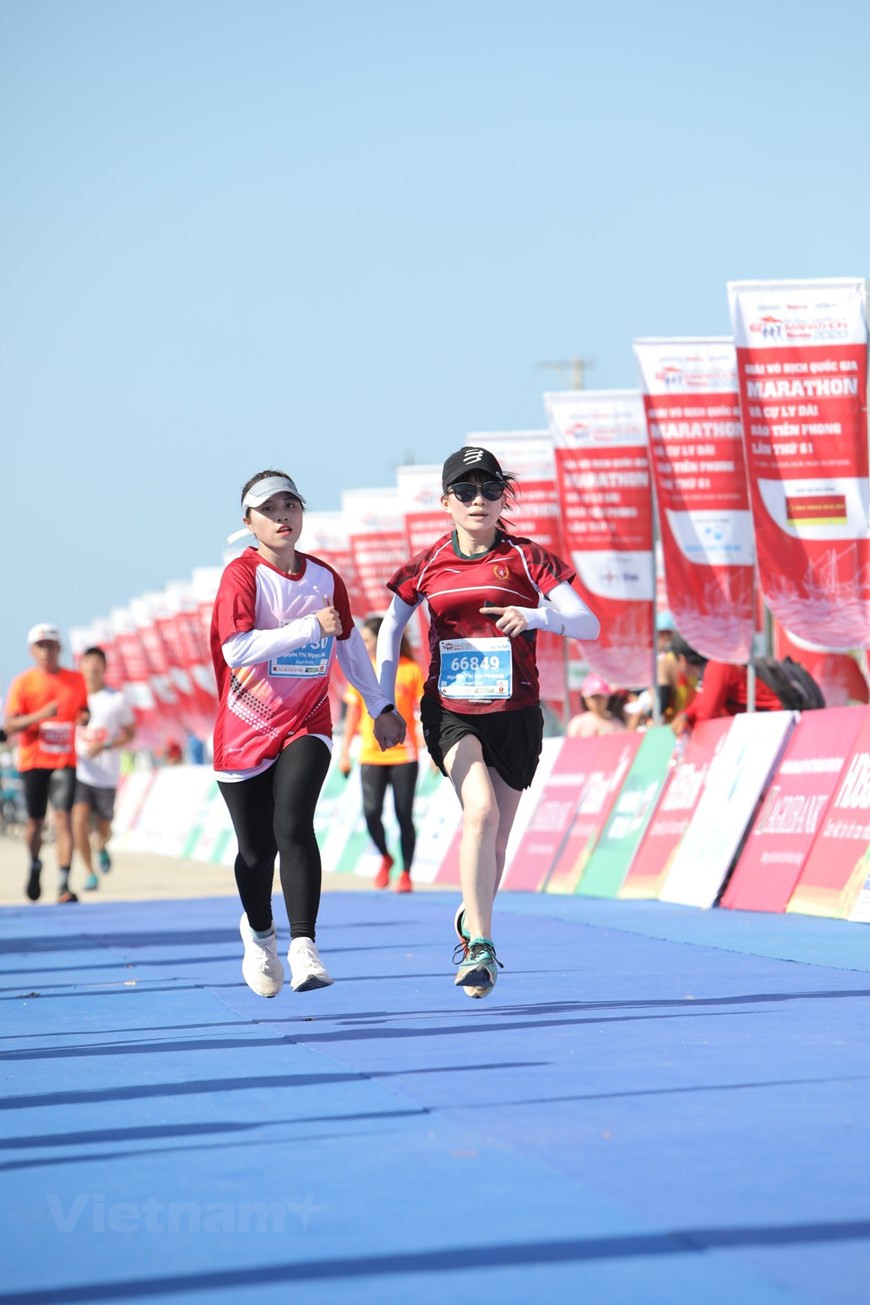 La compétition a attiré de nombreuses athlètes féminines. L’événement attire environ 2.000 coureurs étrangers et vietnamiens, dont 200 professionnels venus de 27 villes et provinces dans l’ensemble du pays, se sont inscrits au Tiên Phong Marathon 2020. Cette compétition se compose de quatre distances - 5 km, 10 km, 21 km et 42 km - pour les athlètes professionnels, et de trois - 10 km, 21 km et 42 km - pour les amateurs. Selon le comité d’organisation, c’est la première fois qu’un championnat national se déroule sur une île. Des centaines de prix, d’un montant total de près de 500 millions de dôngs, seront remis aux lauréats. Photo: Vietnam+