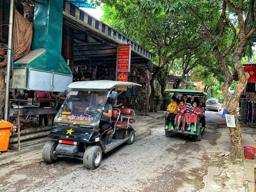 Des voitures électriques transportant des touristes pour visiter le village de Lac, qui est très apprécié des touristes, curieux de découvrir la vie culturelle originale des Thai dans les hautes terres. Il manquerait d’intéressant si les touristes ne se rendaient pas au marché du village Lac dans le district de Mai Chau, province de Hoa Binh. Devant chaque maison sur pilotis, les gens mettent des petites tables pour exposer leurs produits en brocart, comme des sacs à main, des sacs à main et des foulards Pieu (un foulard traditionnel de l’ethnie Thai). Tous les produits ont été fabriqués à la main par les locaux. Photo: Vietnam+