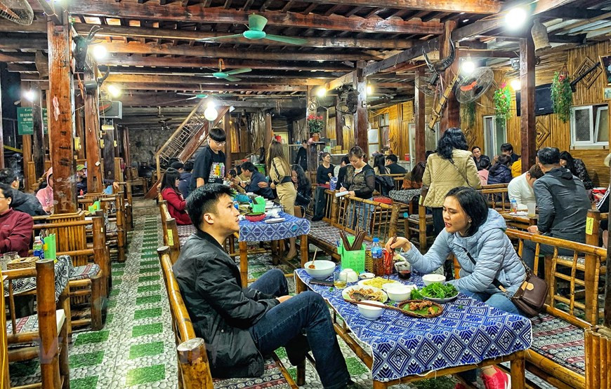 Le propriétaire du homestay de Giang Vy a déclaré que le nombre de touristes commençait à rebondir depuis une semaine. Auparavant, ces endroits sont toujours déserts. Il y a actuellement 25 maisons sur pilotis «hôtel» dans le village du Lac construites selon le plan, numérotées de 01 à 25. Ces maisons sur pilotis sont ornées de bambous. Ils sont tous respectivement hauts, propres, immergés et conservent toujours les anciennes traditions architecturales. Les équipements comprennent une couette, un coussin et un oreiller bien pliés. La chambre attenante est au sol pour le dîner et le thé. La vie rustique et chaleureuse a quelque peu amené l'hôte et les invités à se familiariser, beaucoup d'entre eux sont devenus des intimes. Photo: Vietnam+