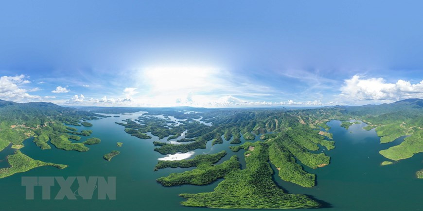 Le Lac de Tà Dùng, à Dak Nông, est surnommé la "baie de Ha Long en miniature" des Hauts plateaux du Centre. Photo: VNA
