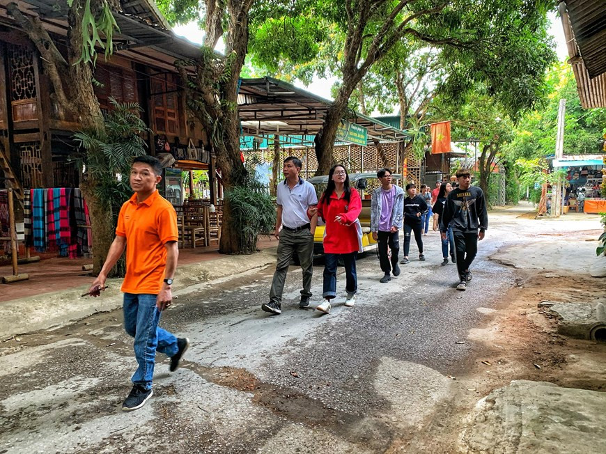 Mai Chau est décrit comme un village entouré de falaises calcaires et de rizières. Après des semaines à éviter de voyager en raison des craintes de la propagation de la maladie respiratoire aiguë causée par le coronavirus SARS-CoV-2 (également connu sous le nom de COVID-19), le village de Lac dans le district de Mai Chau de la province montagneuse du nord de Hoa Binh a commencé à accueillir de nouveau des visiteurs ces jours-ci. Selon les habitants locaux, bien que le nombre de touristes la semaine dernière ait été modeste, cela représente quant même 30 à 40% des arrivées des années précédentes. Photo: Vietnam+