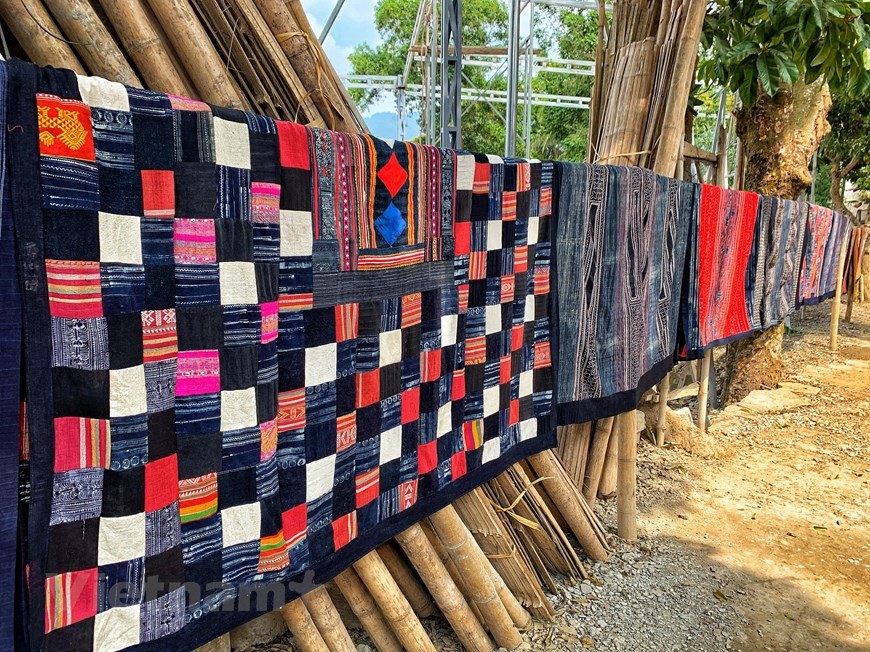 Les images de produits de brocart vives sont typiques dans la région montagneuse du Nord et au village de Lac à la province de Hoa Binh, en particulier. Afin de tisser un morceau de tissu de brocart, une fille Thai doit utiliser des matériaux fabriqués par elle-même à partir de la plantation de mûriers, de la culture du ver à soie et du roseau. Avec trois matériaux principaux, elles tissent et combinent le brocart avec des designs diversifiés et abondants. L'image de filles Thai tissant studieusement à côté des métiers à tisser et le son bruyant des diamants du métier à tisser semblent attirer les visiteurs nationaux et étrangers. Photo: Vietnam+