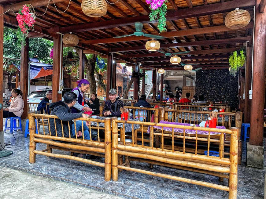 Les restaurants après une longue période de fermeture temporaire à cause de la propagation du COVID-19 accueillent à nouveau les touristes. Une culture unique et une atmosphère décontractée attirent les visiteurs désireux de découvrir la terre et le mode de vie du nord-ouest du Vietnam. Malgré de nombreuses années d'expoitation des services touristiques, l'honnêteté et la sincérité des montagnes ethniques ne sont pratiquement pas perdues par les vannes de l'argent. L'attitude d'accueil des touristes laisse également fortement une belle impression aux touristes étrangers. Le village de Lac est certainement l'un des sites touristiques les plus attractifs du tourisme à Mai Chau. Photo: Vietnam+