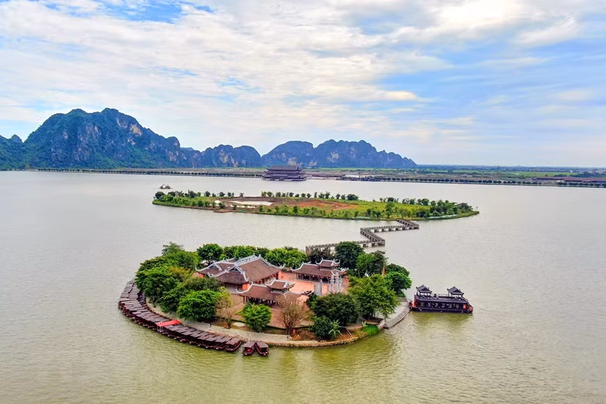 Maison communale Tam Chuc au cœur du lac Tam Chuc. Photo: VNA