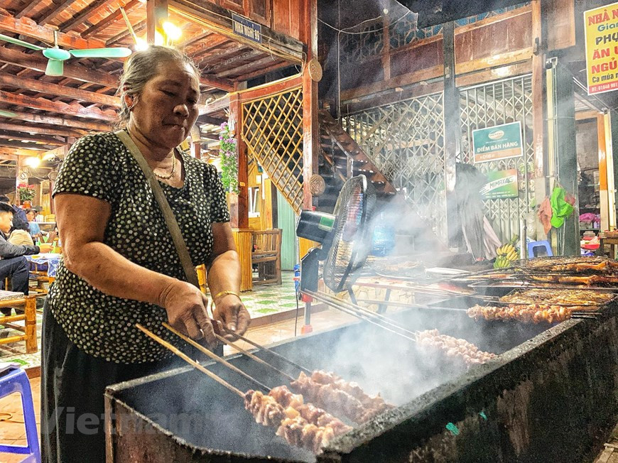 Les plats grillés sont l'une des spécialités du village de Lac bien estimées par les touristes, outre le Com Lam, des escargots cuits à l’eau ou grillés avec citronnelle et gingembre, des potages délicieux... Le barbecue est enveloppé de feuilles de bananier avec diverses épices à base de plantes. le barbecue est un incontournable pour tout banquet du festival. Les grillades sont signature et unicité attirant les vititeurs du village du Lac. Les viandes, poulets et poissons grillés sont des plats incontournables pour les touristes lors de leur voyage au village de Lac dans le district de Mai Chau, province de Hoa Binh. Photo: Vietnam+