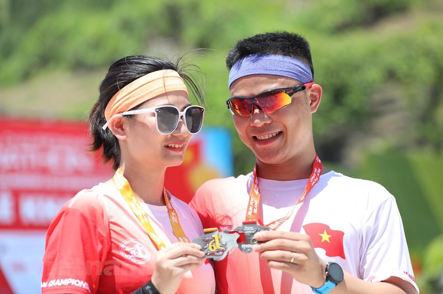 Avec ses paysages variés, le Vietnam est un pays parfait pour y faire un marathon ! Il est en effet propice à la pratique de nombreux sports et est connu pour les possibilités de treks et randonnées dans le pays. Depuis quelques années, le Vietnam propose donc de plus en plus de marathons du nord au sud qui intéressent bon nombre de personnes, locaux comme étrangers. La diversité des paysages et des reliefs parcourus durant les courses attirent toutes sortent de personnes. Cela peut aller de la course de 5km en ville, au marathon de 100km dans les montagnes : il y en a pour tout le monde ! Photo: Vietnam+