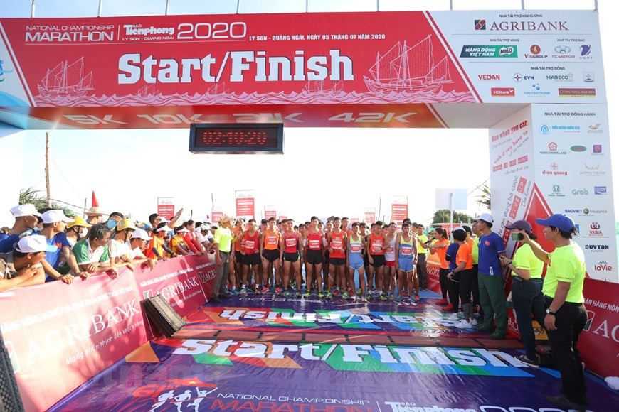 Près de 2.000 coureurs du Vietnam ont participé dimanche 5 juillet au 61e Marathon du journal Tiên Phong, le plus ancien marathon annuel du pays, autour de l’île de Ly Son dans la province de Quang Ngai dans le Centre du pays. La course, organisée conjointement par le journal Tiên Phong, la Fédération d’athlétisme du Vietnam et le Service provincial de la culture et des sports, a attiré à la fois les athlètes professionnels et les amateurs. S’adressant à la cérémonie d’ouverture, le rédacteur en chef du journal Tiên Phong, Lê Xuân Son, a déclaré que cette compétition sportive était l’une des courses les plus importantes du pays depuis plus de la moitié du siècle. Photo Vietnam+