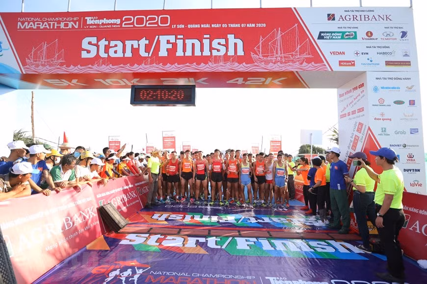 Près de 2.000 coureurs du Vietnam ont participé dimanche 5 juillet au 61e Marathon du journal Tiên Phong, le plus ancien marathon annuel du pays, autour de l’île de Ly Son dans la province de Quang Ngai dans le Centre du pays. La course, organisée conjointement par le journal Tiên Phong, la Fédération d’athlétisme du Vietnam et le Service provincial de la culture et des sports, a attiré à la fois les athlètes professionnels et les amateurs. S’adressant à la cérémonie d’ouverture, le rédacteur en chef du journal Tiên Phong, Lê Xuân Son, a déclaré que cette compétition sportive était l’une des courses les plus importantes du pays depuis plus de la moitié du siècle. Photo Vietnam+
