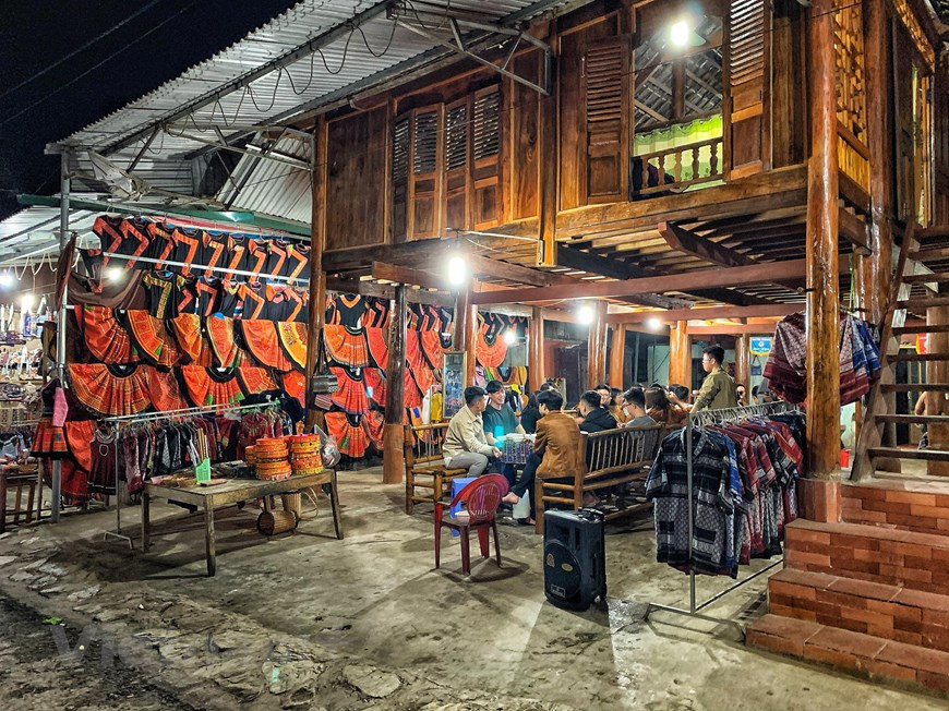 Homestay - une sorte de service de tourisme que les touristes vivent dans les maisons de la population locale est progressivement également favorisée par les touristes, en particulier les touristes internationaux. Malgré de nombreuses années de services touristiques, l'honnêteté et la sincérité des montagnes ethniques ne sont pratiquement pas perdues par les vannes de l'argent. L'attitude d'accueil des touristes laisse également fortement une belle impression aux touristes étrangers. Le village du Lac est donc l'un des sites touristiques les plus attractifs du tourisme à Mai Chau. Dîner avec des amis dans une maison sur pilotis au milieu de belles scènes naturelles est certainement une expérience inoubliable pour les touristes. Photo: Vietnam+