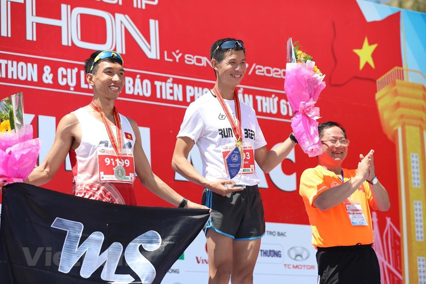  Le Xuan Son, rédacteur en chef du journal Tiên Phong (à droite), remet des médailles à des excellents athlètes. Le prix de la meilleure équipe est allé à Binh Phuoc tandis que le deuxième prix est décerné à l’équipe de Quang Ngai. La distance du marathon moderne est donc à peu près celle qui sépare Marathon d'Athènes. Elle est parcourue pour les premiers Jeux olympiques modernes en 1896. Ce premier marathon olympique moderne est gagné par un berger grec, Spyrídon Loúis, en 2 h 58 min 50 s. La distance du marathon faisait environ 40 km aux premiers Jeux olympiques modernes. C'est aux Jeux de Londres en 1908 que la distance est fixée à 26 miles terrestres : cette année la course doit partir de la pelouse du château de Windsor, sur demande des enfants de la famille royale qui souhaitent voir le départ de la douzaine de coureurs qui disputent l'épreuve, et s'achever au White City Stadium. Édouard VII exige que la course se termine au pied de la loge royale où il est présent. De ce fait, la distance est alors fixée à 26 miles et 385 verges, soit 42,195 km. La distance varie encore lors des Jeux olympiques de Stockholm en 1912 et d’Anvers en 1920, avant d’adopter définitivement sa longueur actuelle de 42,195 km lors des Jeux olympiques de Paris en 1924. En 1960, Abebe Bikila courut la distance sans chaussures et gagna, ainsi qu'en 1964 (avec chaussures), où il battit le record en 2h12min11s. Photo: Vietnam+