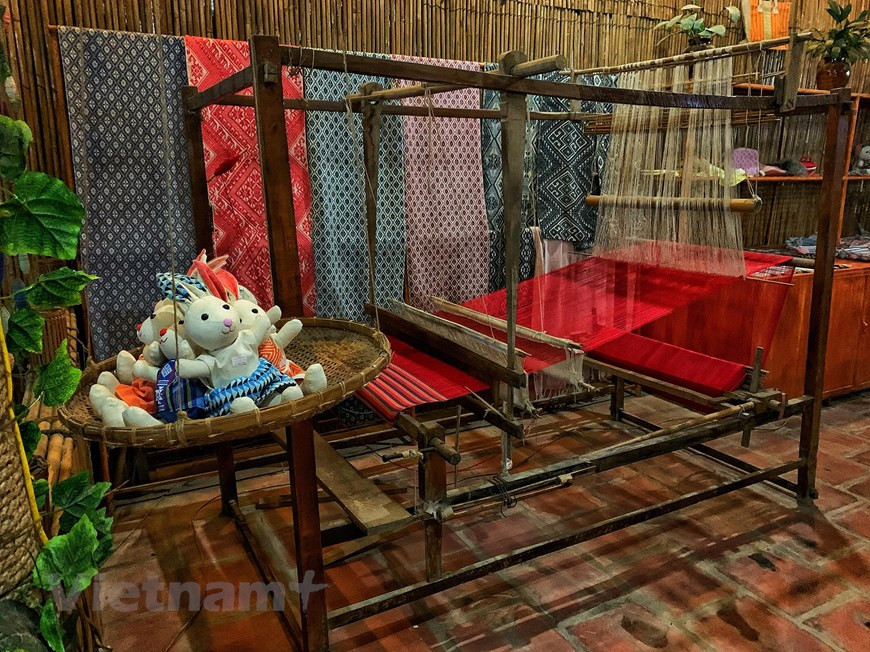 Des produits de brocart colorés de toutes tailles sont exposés dans le village de Lac, district de Mai Chau, province montagneuse du nord de Hoa Binh. Les écharpes, les sacs en brocatelles et les robes multicolores des femmes Thai attirent des amateurs des produits artisanaux traditionnels. Les ethnies Thai de la région du Nord-Ouest sont réputées pour leur artisanat traditionnel de tissage de brocart qui a été préservé pendant de nombreuses générations. Les femmes Thai fabriquent des produits de brocart traditionnels sur leur métier spécial. Les métiers à tisser sont en bois et généralement grands. Pour de nombreuses femmes Thai, l'étape la plus difficile du tissage de produits en brocart est la préparation des fils. Photo: Vietnam+