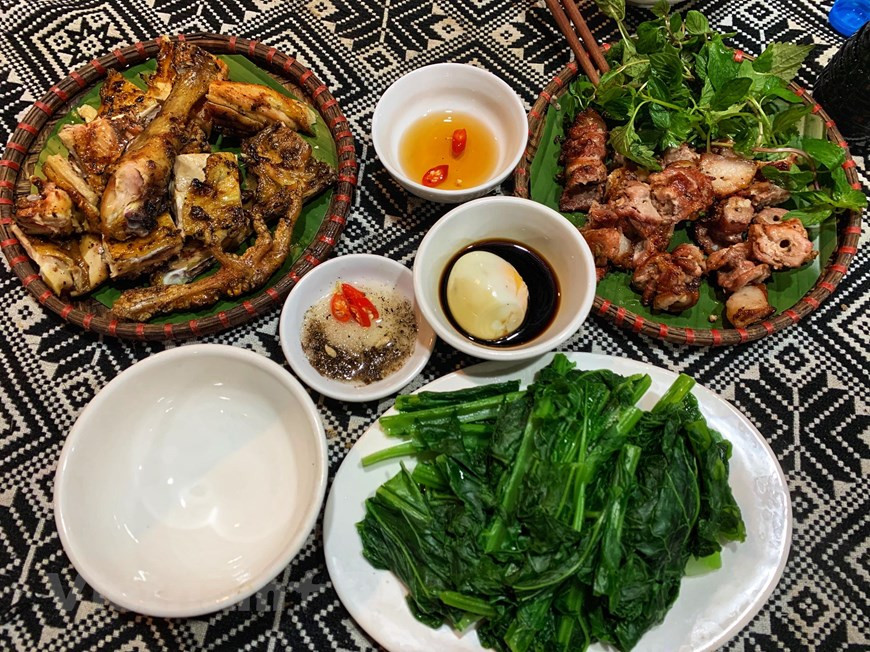 Les plats grillés dans le village de Lac sont soigneusement assaisonnés avec des herbes et épices locales par des Thai dans les hautes terres. Il y a beaucoup de plats dans un repas quotidien d'ethnies Thai. Et chaque plat a sa propre saveur. Les Thai font souvent rôtir du bétail, de la volaille ou des fruits de mer. Et ils gardent souvent du poisson séché dans leurs cuisines. Lorsque les invités arrivent chez eux, ils rôtissent à nouveau du poisson séché pour servir les invités. Et puis, ils offrent aux clients d'autres plats. Cela montre l'hospitalité des Thai. Les ethnies Thai apprécient lentement leurs plats pour ressentir pleinement leurs merveilleuses saveurs. Photo: Vietnam+