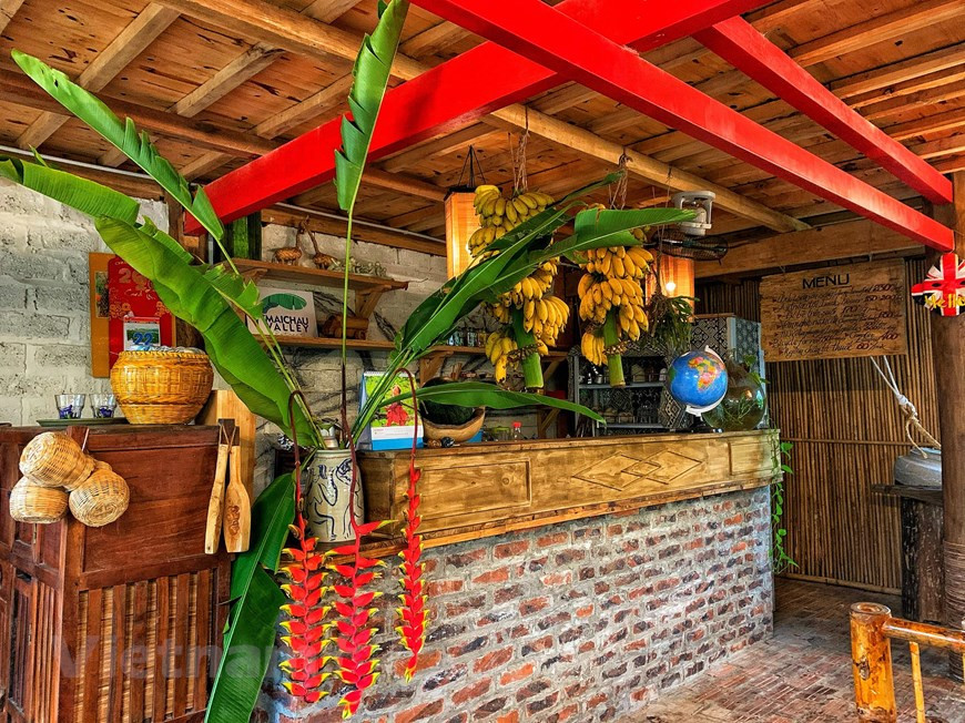 Un bar simple mais délicat et amical dans le village de Lac à Mai Chau (Hoa Binh), où vous pouvez trouver une variété de boissons fraîches et intéressantes. Une fois la nuit tombée, de nombreuses activités artistiques attrayantes sont organisées. Les cours de danses et les chants traditionnels de l’ethnie Thai font fortes impressions auprès des voyageurs. En effet, ces derniers sont toujours enchantés de chanter et de danser avec les autochtones. Et vous ne pouvez pas venir au village Lac sans tenter de jouer au nhay sap (jeu folklorique avec des barres en bois) qui est toujours très animé. Photo: Vietnam+